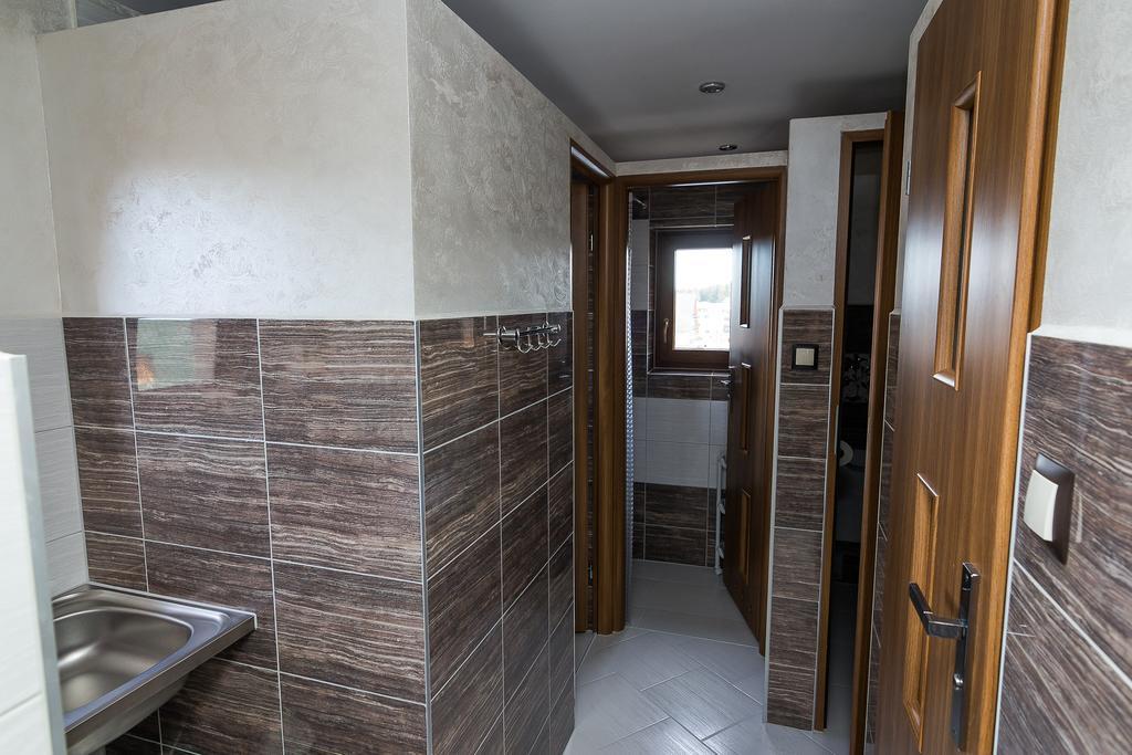 Twin Room with Shared Bathroom,168464004:JPEG